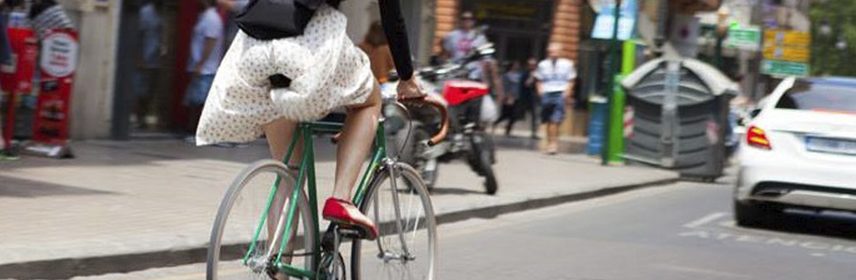 Mujer con bici en bici fixi por la casada