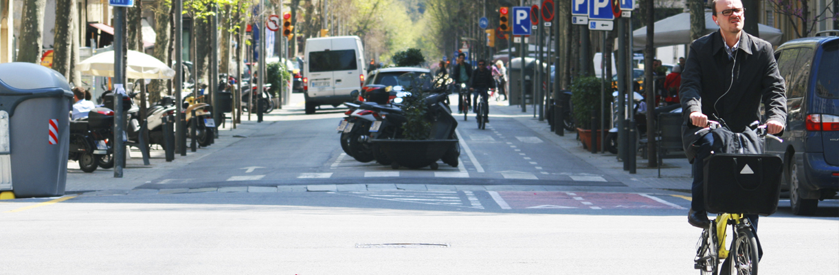 Hombre con bici browton con aspecto de ir a trabajar