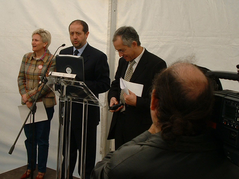 Imma Mayol (regidora de medi ambient de l'Ajuntament de Barcelona), Felip Puiug (conseller de PTOP) i Pau Noy (en representació de PTP) a la presentació de la Fundació Mobilitat Sostenible i Segura (maig 2003)